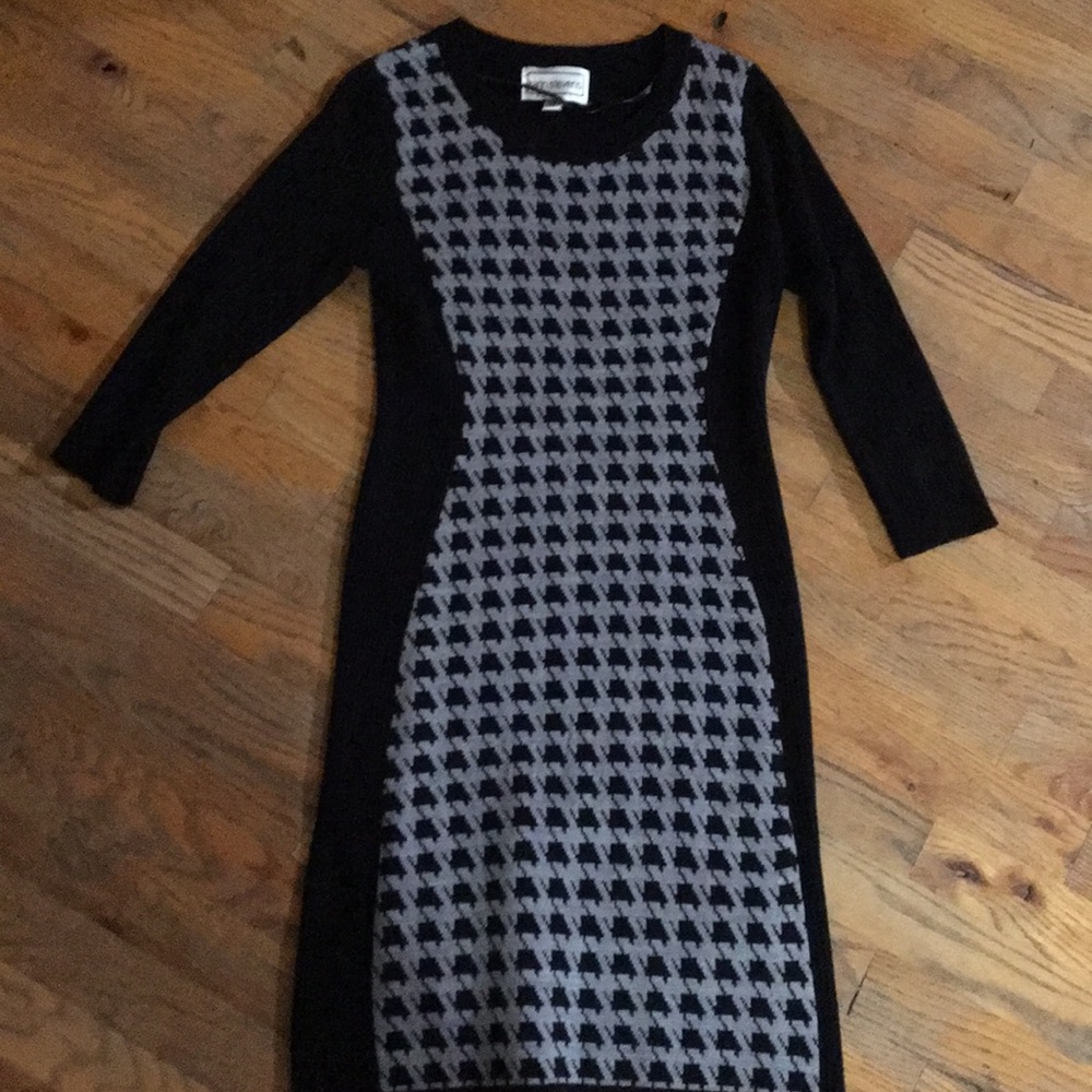 Karin Stevens very form fitting size small dress